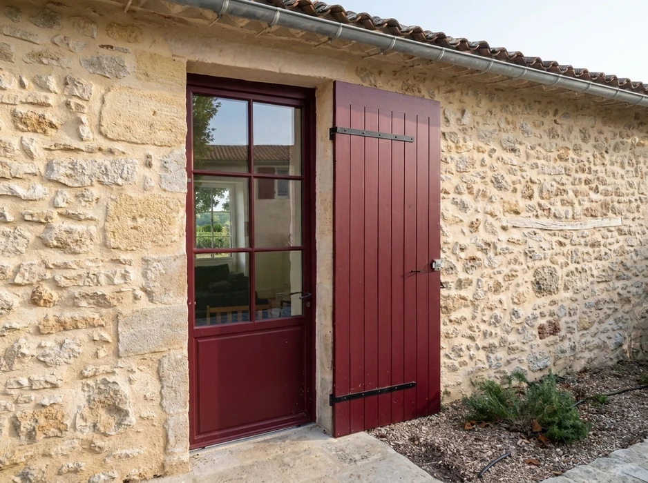 Façade en pierre calcaire d'une maison de campagne française