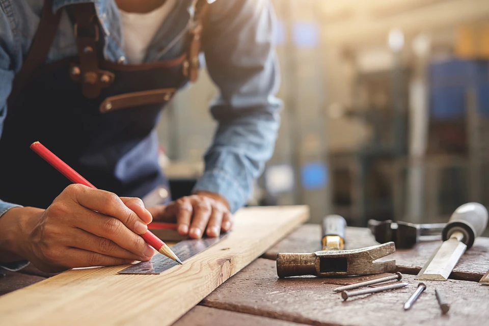 Le menuisier travaille sur des machines à bois dans un atelier de menuiserie