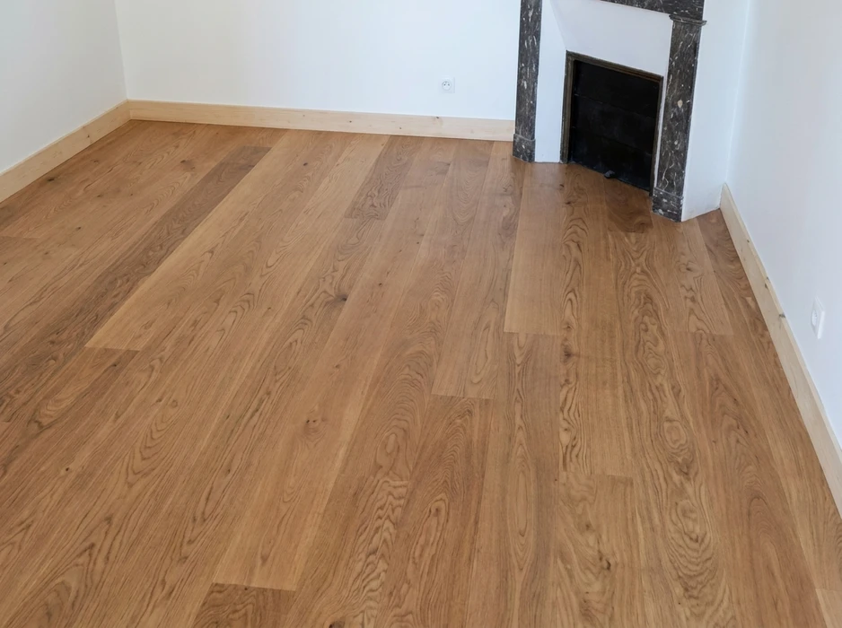 Pièce vide avec parquet en chêne massif à larges lames, finition huilée ton naturel chaud