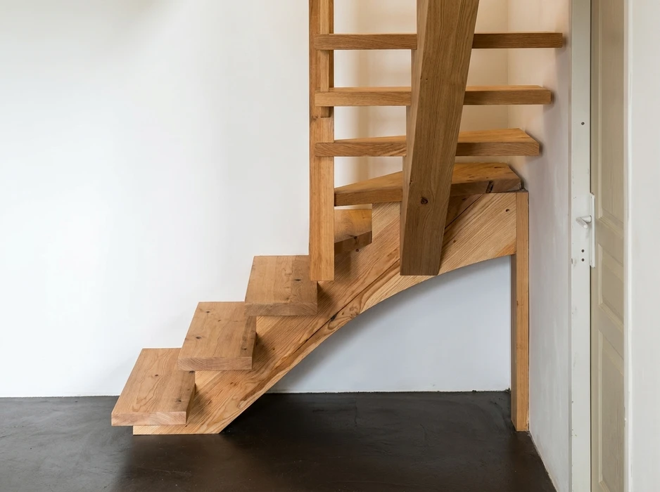 Escalier en bois massif type chêne/frêne, structure autoportante sans contremarches, fixé au mur