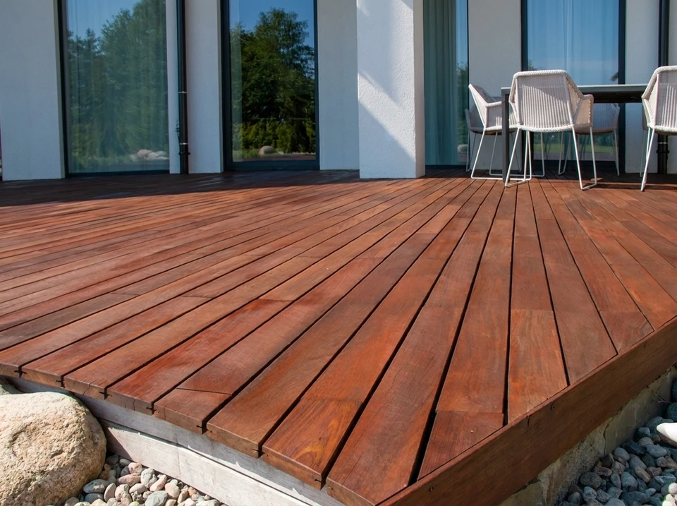 Parquet en bois naturel aux teintes brunes et miel, disposé en lames rectangulaires de longueurs variables selon un motif à joints décalés
