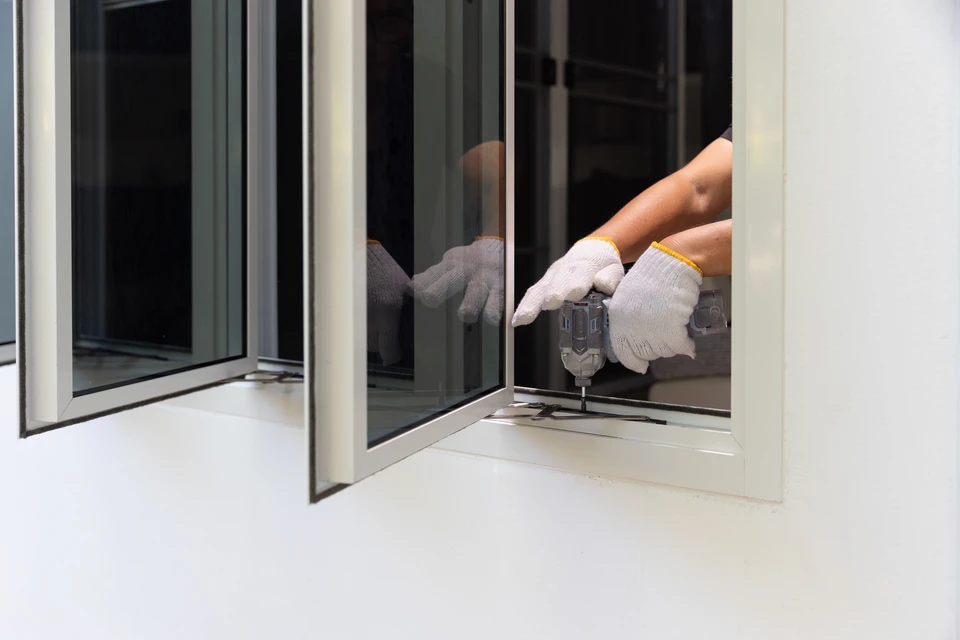 Atelier industriel intérieur avec équipement de précision sur établi