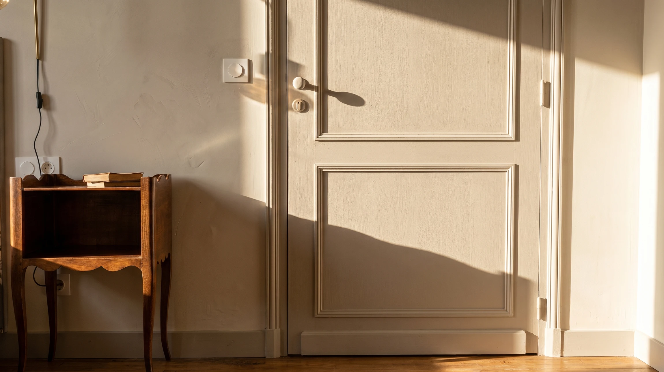 Intérieur résidentiel, mains d'artisan installant une serrure de porte